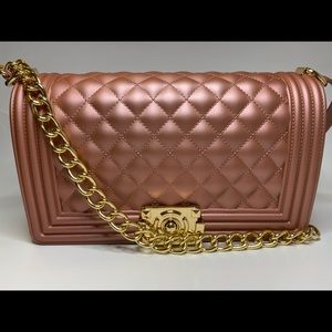 Rode gold strapped hand bag